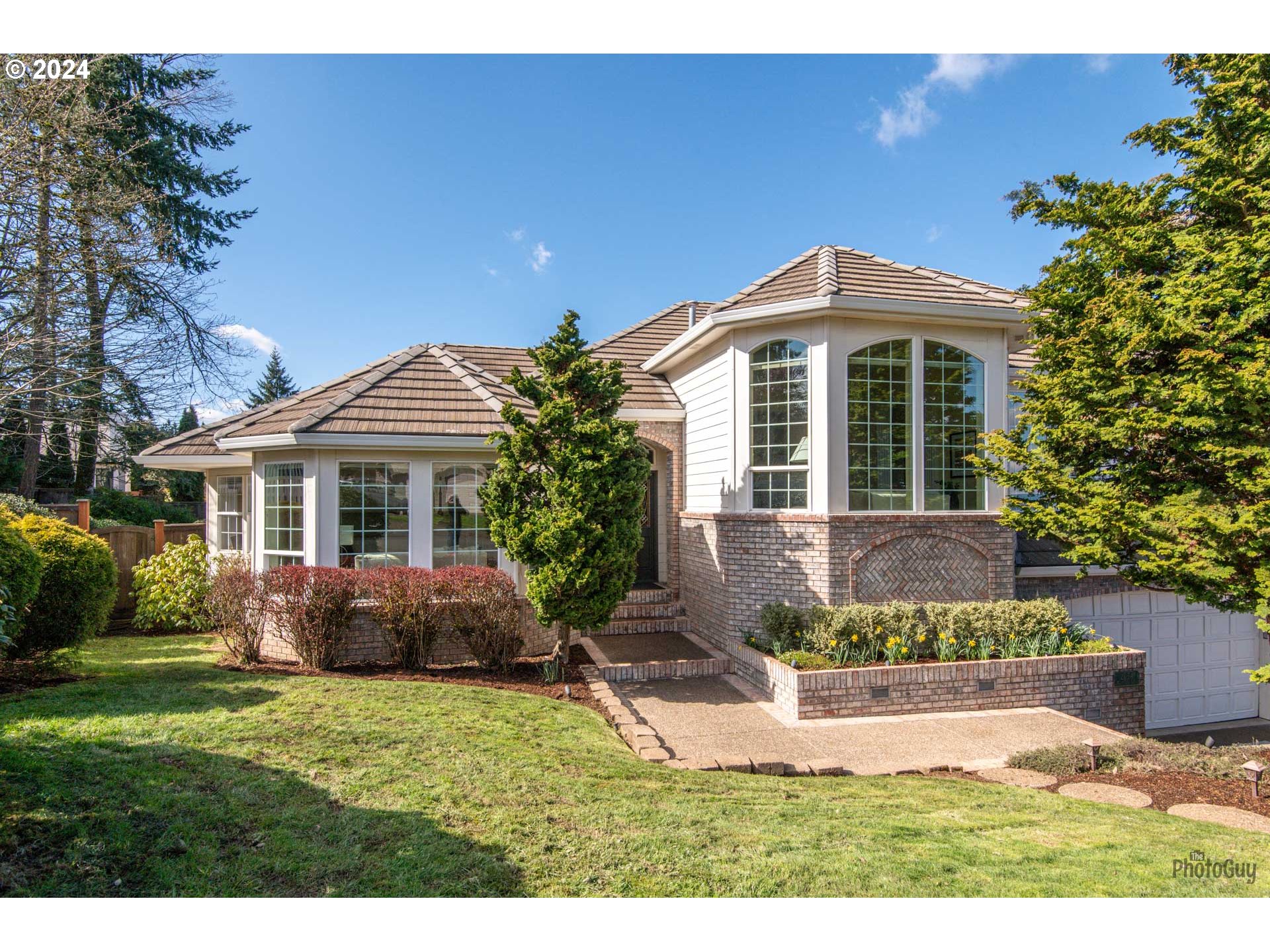 2054 Morning View Drive Eugene, OR 97405 - Photo 2 of 48 a front view of a house with a yard
