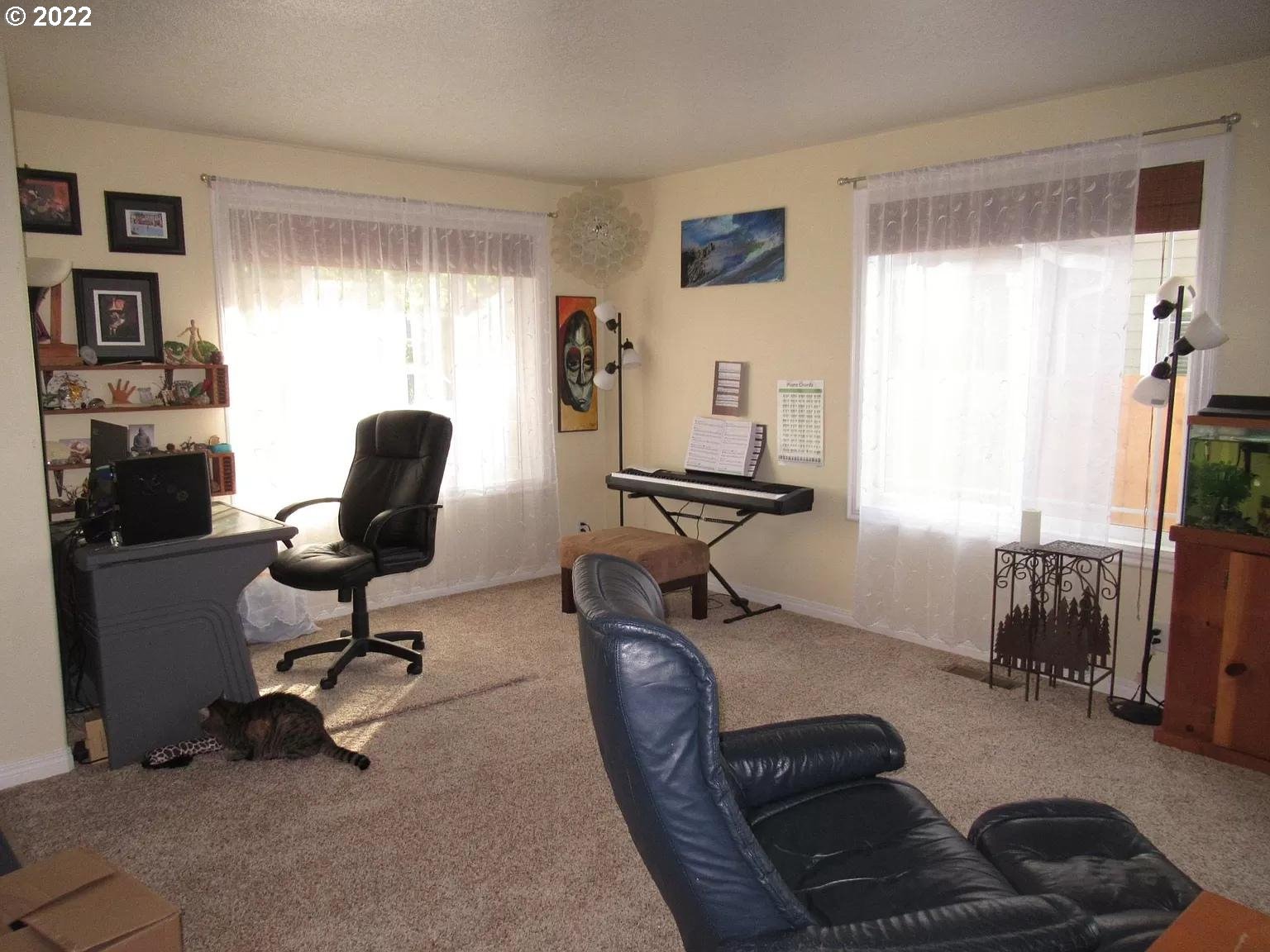 1616 Kellogg Road Springfield, OR 97477 - Photo 5 of 32 a view of a livingroom with workspace and a window