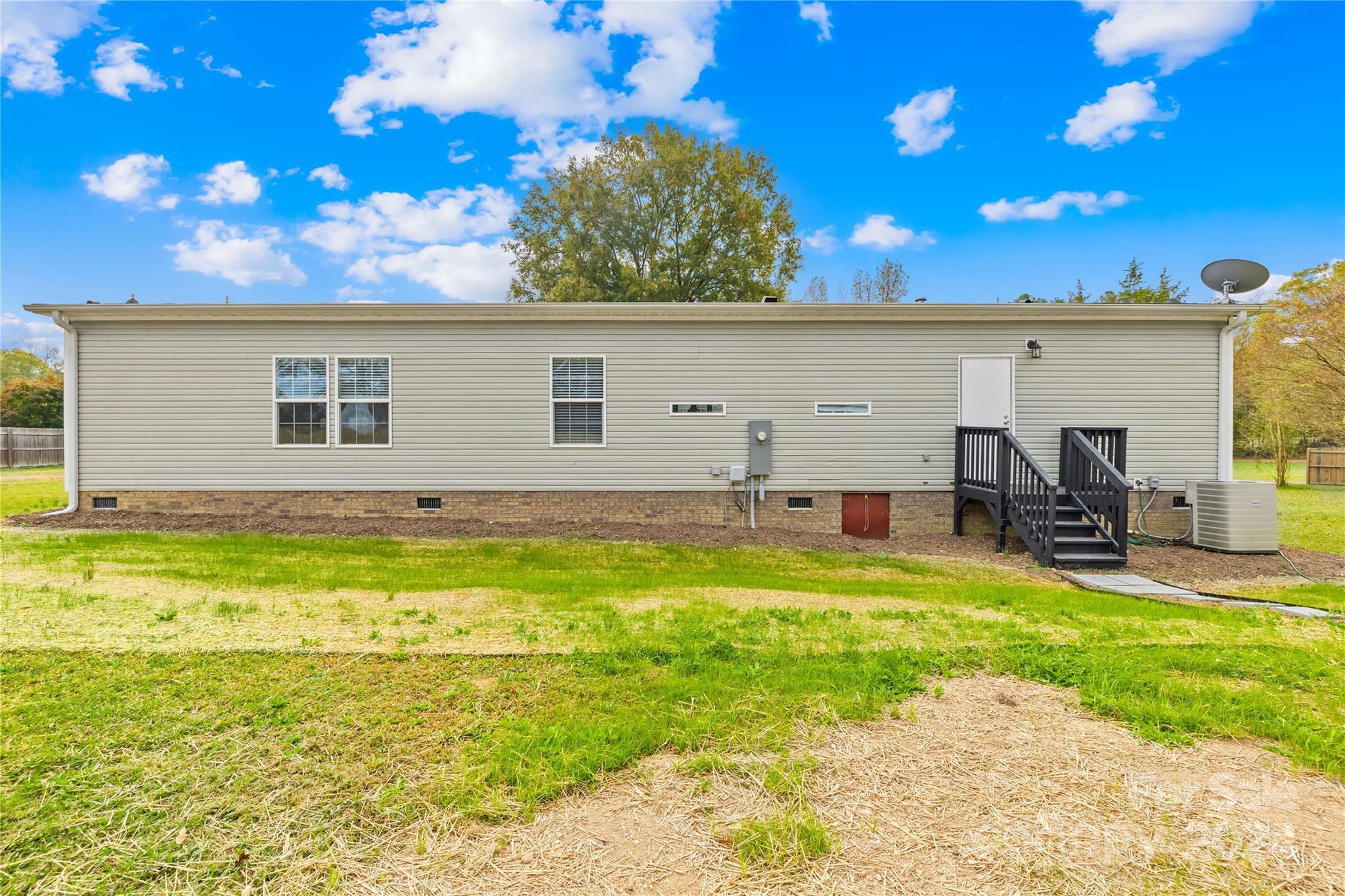 2476 Cimarron Circle Midland, NC 28107 - Photo 31 of 34 a swimming pool with outdoor seating and yard