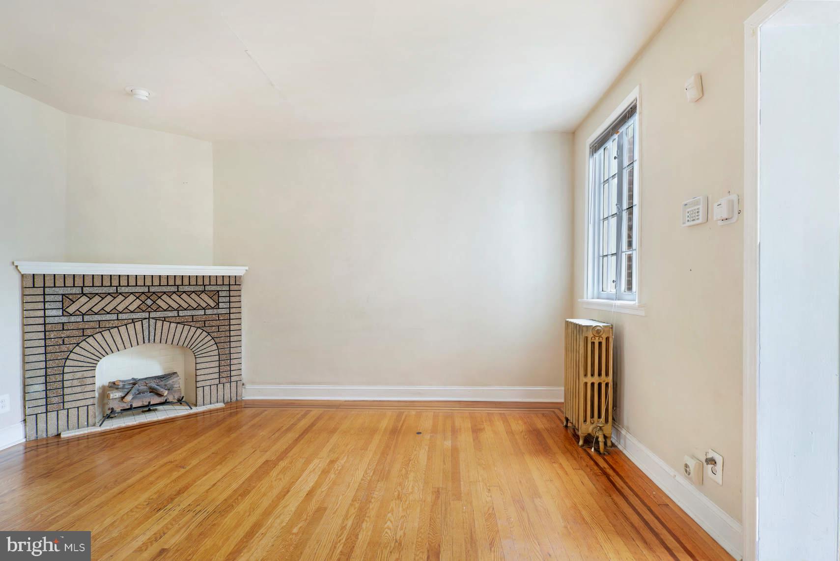 7302 Sommers Road Philadelphia, PA 19138 - Photo 7 of 24 Living Room