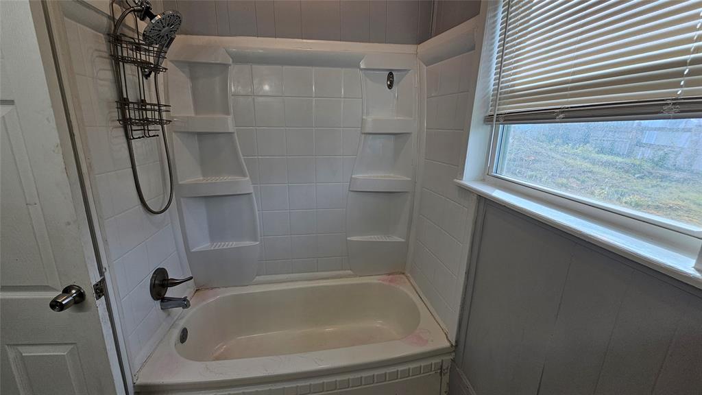 904 Duncan Street Denton, TX 76205 - Photo 36 of 40 a close view of a bathtub in bathroom