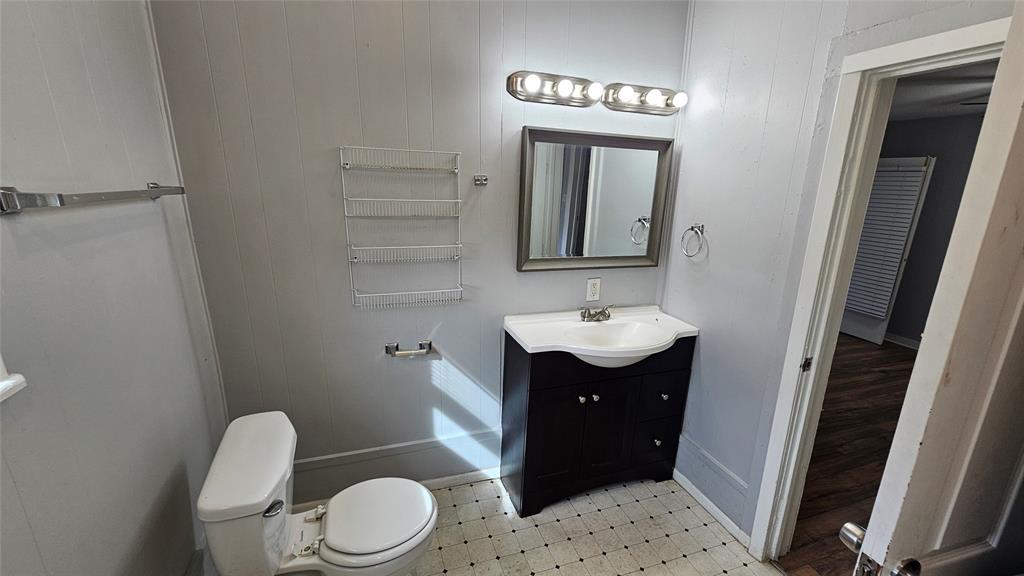 904 Duncan Street Denton, TX 76205 - Photo 38 of 40 a bathroom with a toilet sink vanity granite and mirror