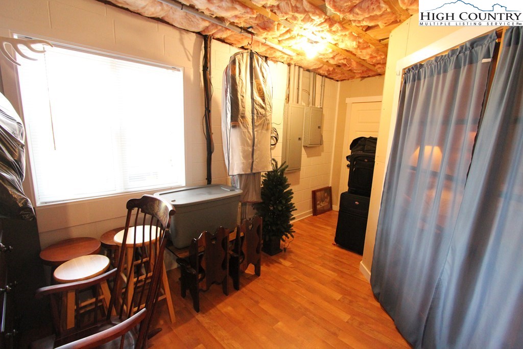 931 Graystone Road Independence, VA 24348 - Photo 24 of 32 a balcony with table and chairs