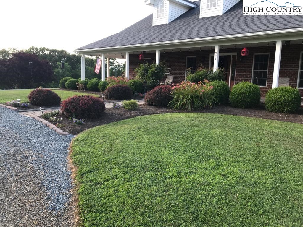 931 Graystone Road Independence, VA 24348 - Photo 4 of 32 a front view of house with yard and green space