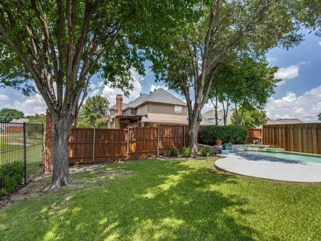 a view of a yard in front of house