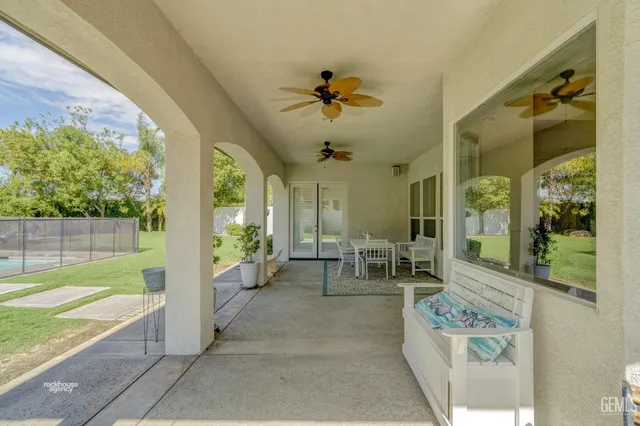 a view of a backyard