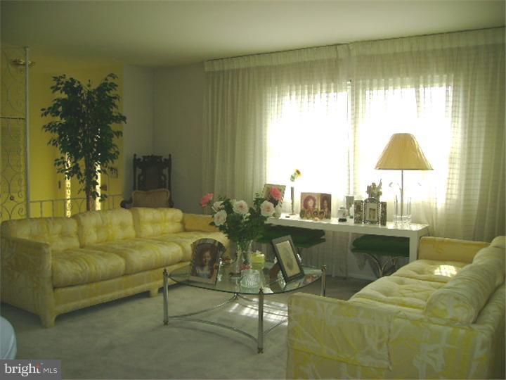 619 Parry Road Cinnaminson, NJ 08077 - Photo 3 of 15 Living Room