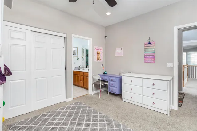 a view of livingroom with furniture