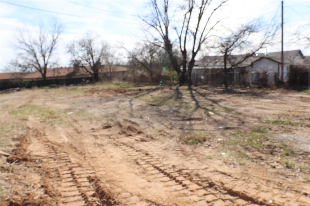 1616 Oliver Street Weatherford, TX 76086 - Photo 13 of 15 a backyard of a house