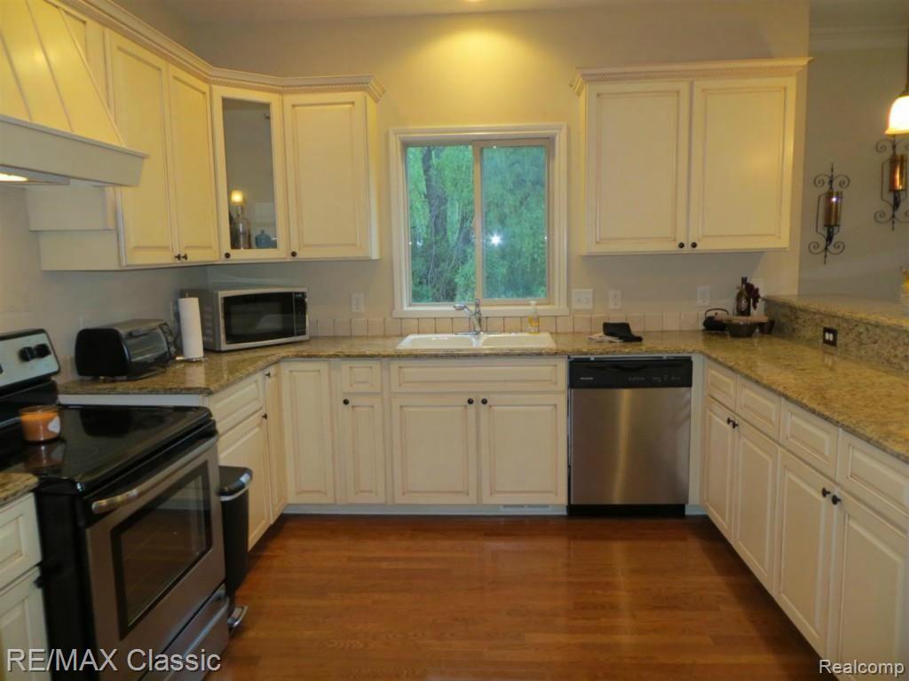2065 Rochelle Park Drive Rochester Hills, MI 48309 - Photo 4 of 17