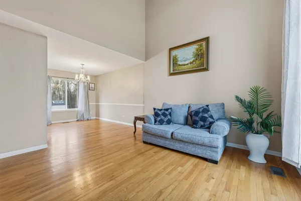 $474,900 | 138 Emerald Drive, Streamwood, IL 60107