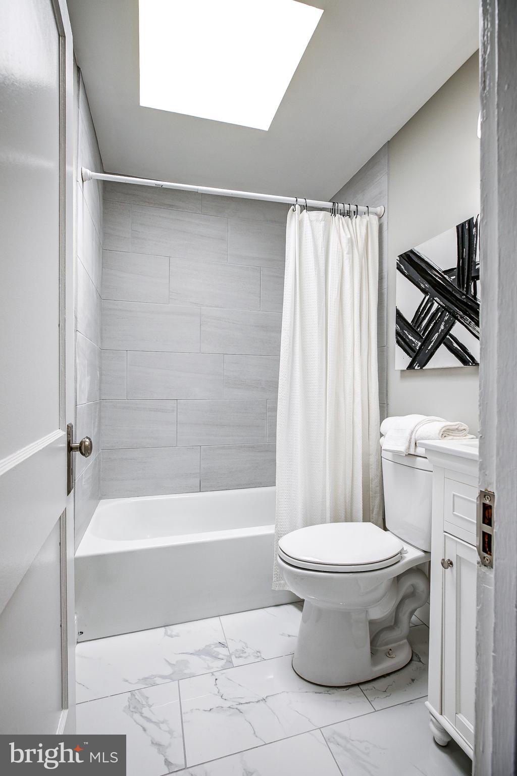3809 Woodridge Road Baltimore, MD 21229 - Photo 31 of 41 Full bath with skylight