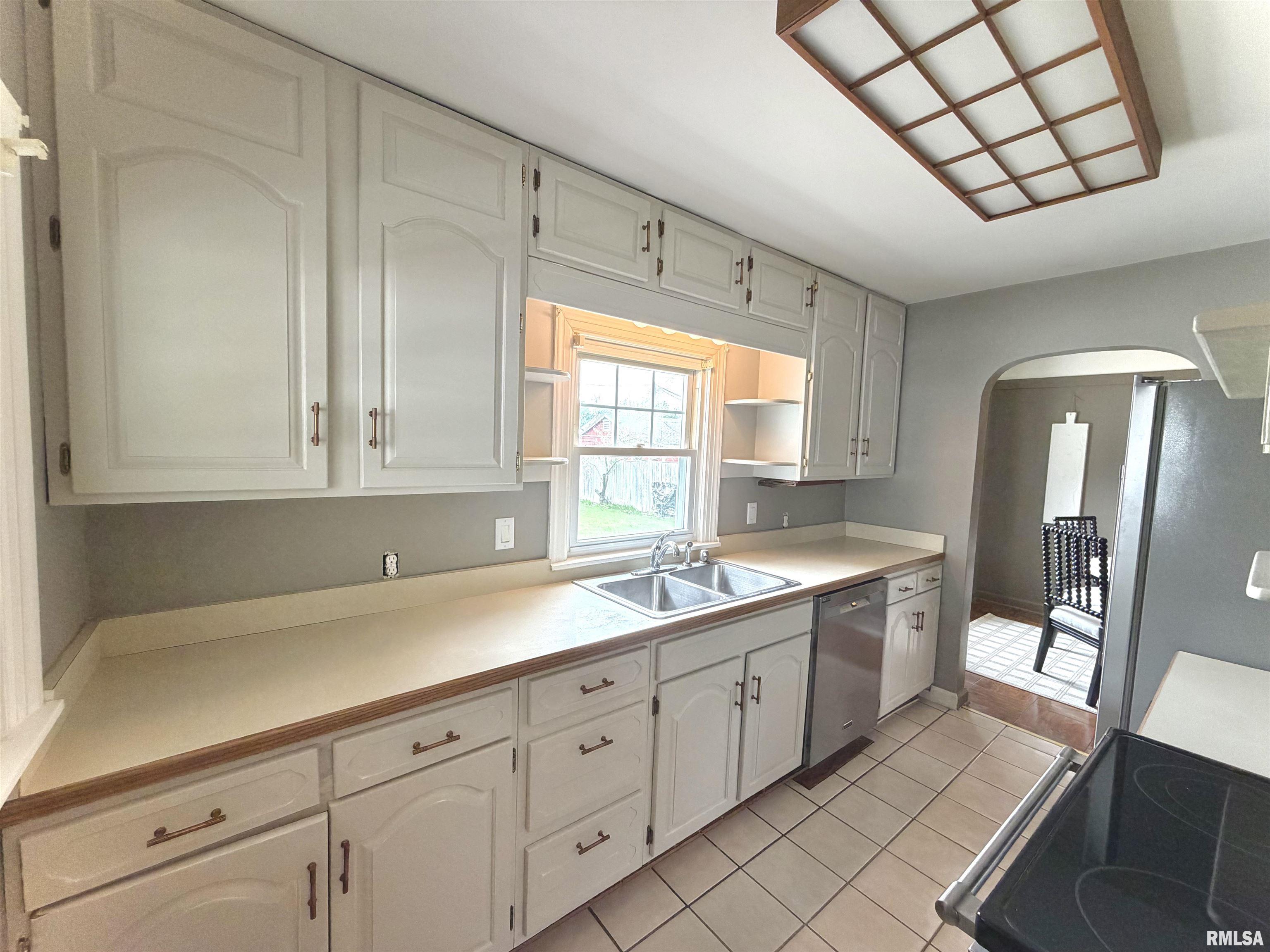 135 10th Street Carmi, IL 62821 - Photo 12 of 42