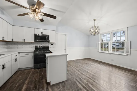 $419,000 | 516 West Weathersfield Way, Schaumburg, IL 60193