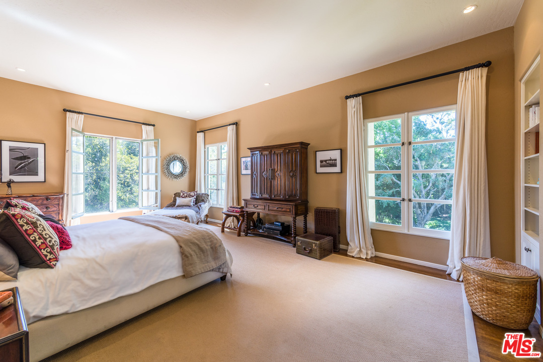 12730 Sunset Boulevard Los Angeles, CA 90049 - Photo 33 of 51 a bedroom with a bed and a couch