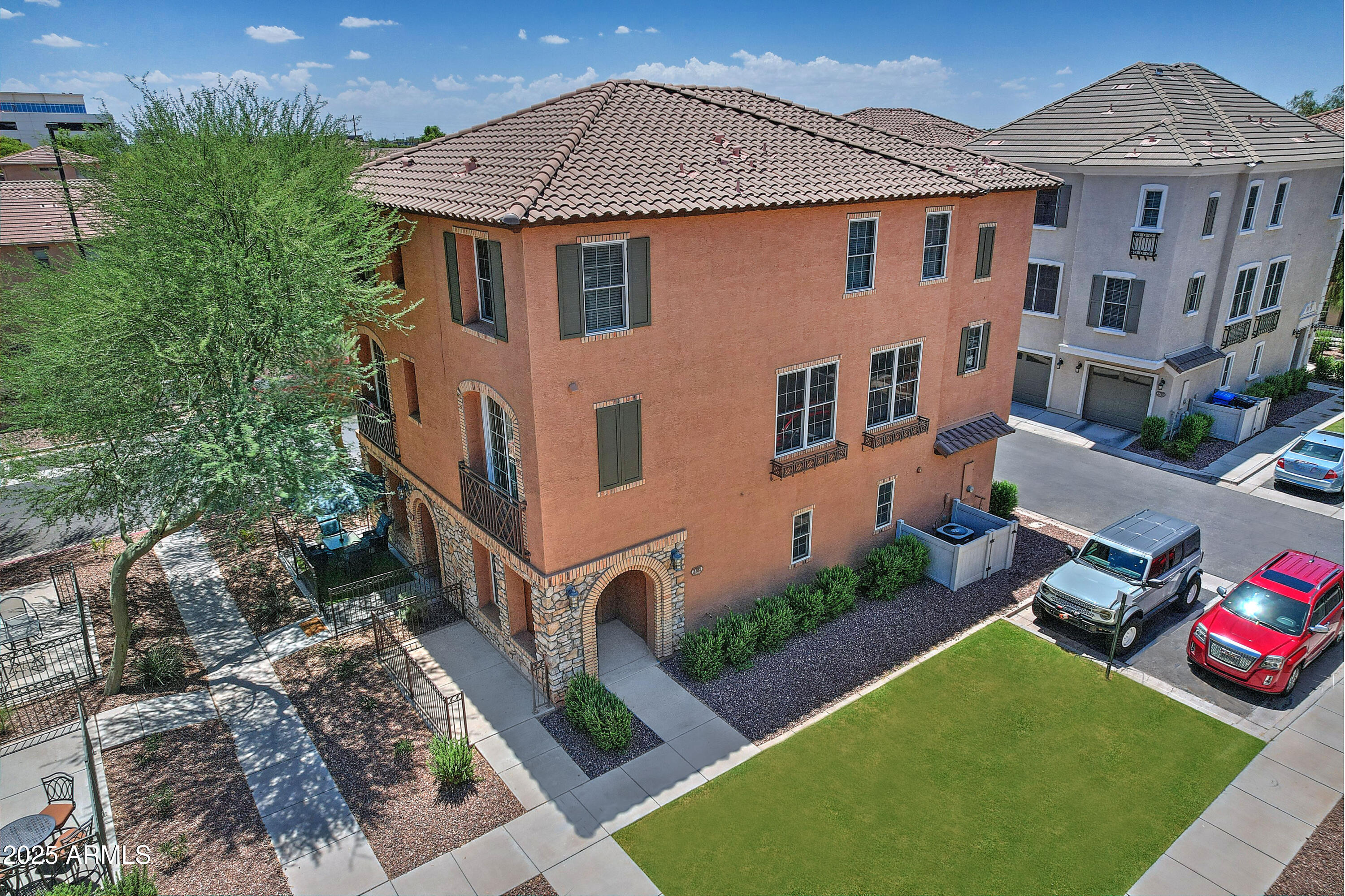 2785 South Alpine Drive Gilbert, AZ 85295 - Photo 5 of 31 a front view of a house with garden