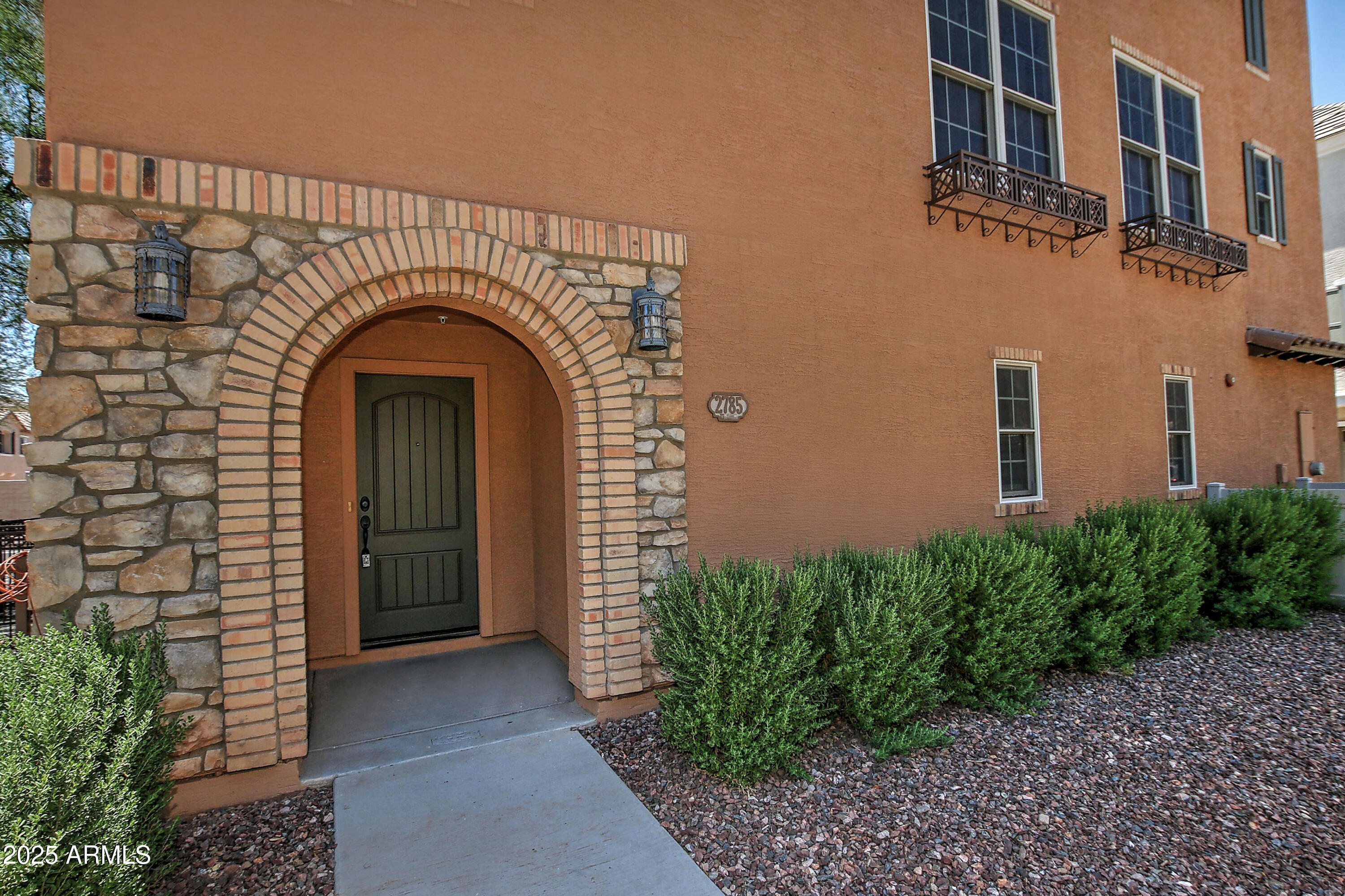 2785 South Alpine Drive Gilbert, AZ 85295 - Photo 6 of 31 a view of building with garden