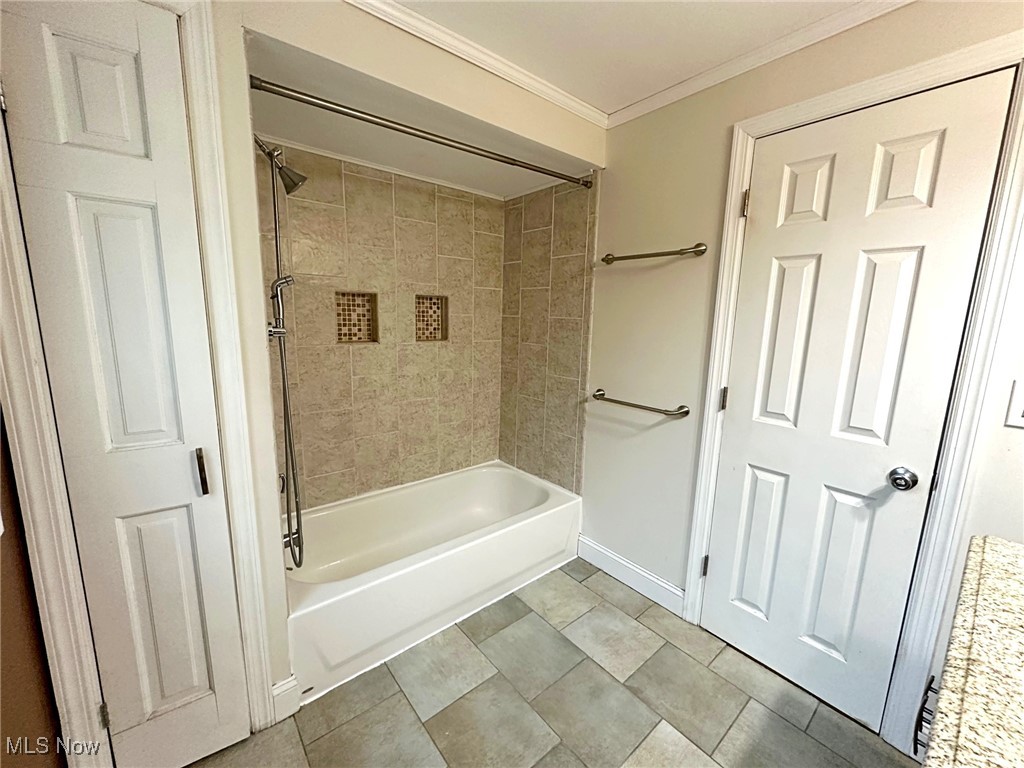 2247 Barrington Road Cleveland, OH 44118 - Photo 21 of 39