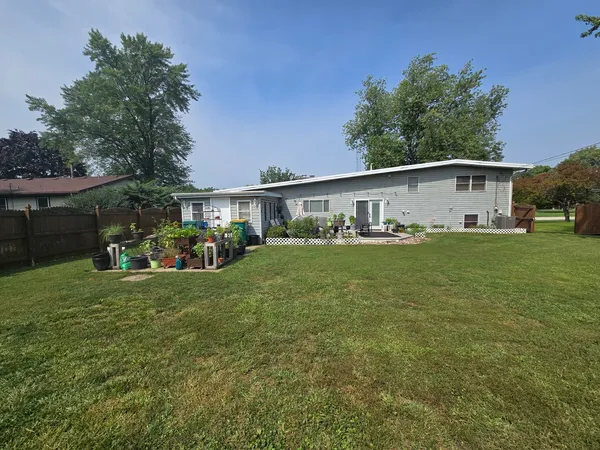 $359,900 | 704 Helene Street, Shorewood, IL 60404