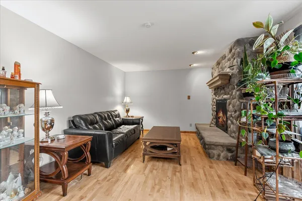 $359,900 | 704 Helene Street, Shorewood, IL 60404