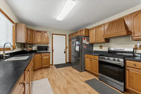 $359,900 | 704 Helene Street, Shorewood, IL 60404