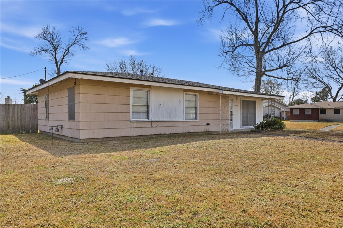 1709 West Robin Avenue Orange, TX 77632 - Photo 3 of 24 a house with a yard