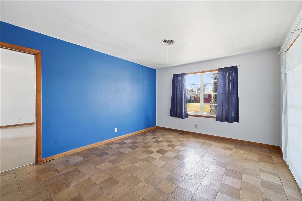 1709 West Robin Avenue Orange, TX 77632 - Photo 5 of 24 a view of an empty room with a window