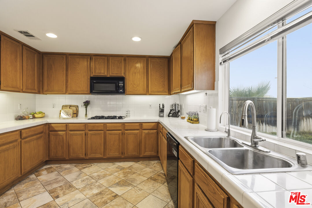32610 Ridge Top Lane Castaic, CA 91384 - Photo 13 of 50