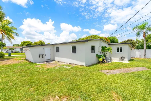 a view of a house with backyard and garden