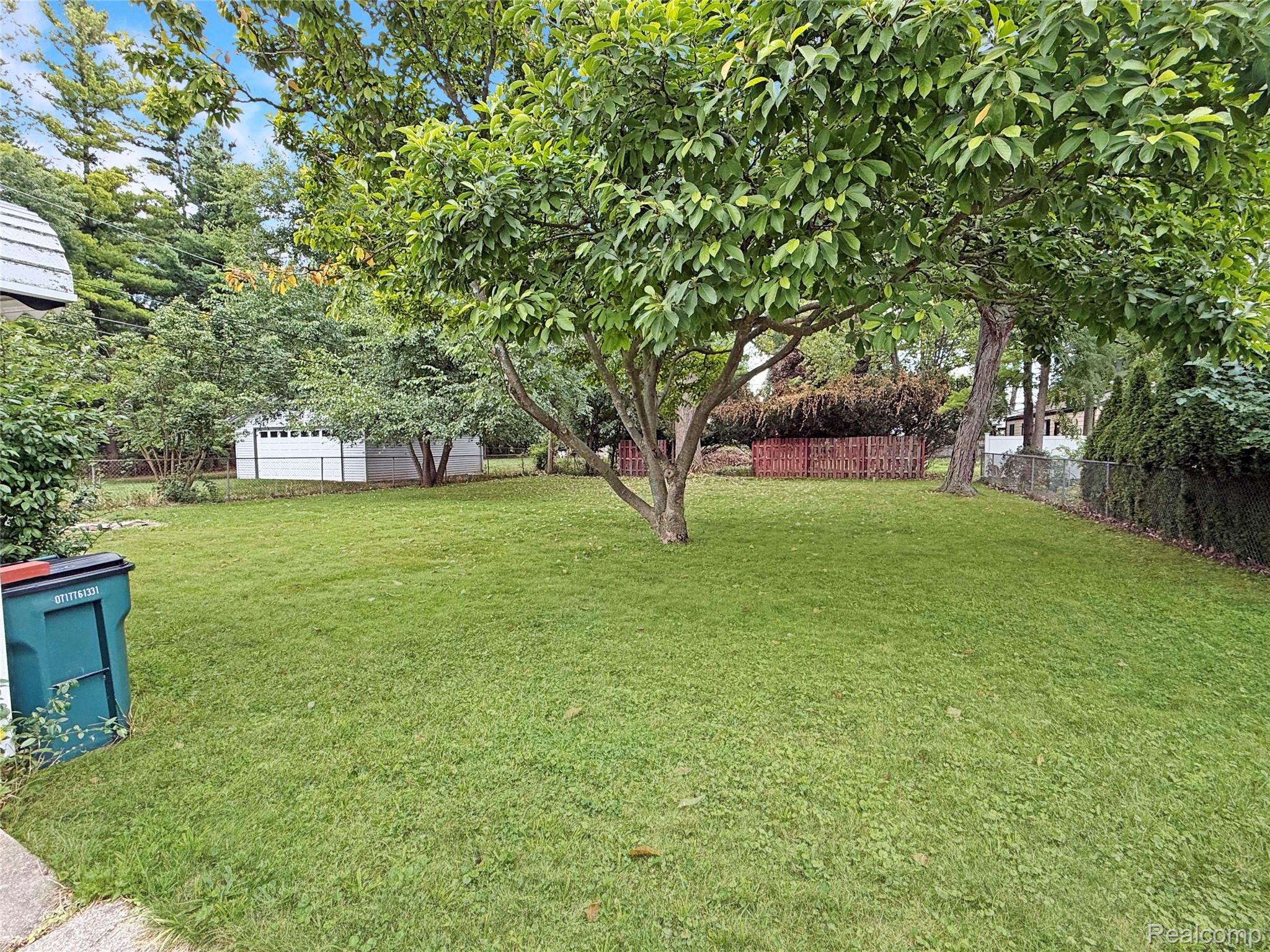 556 Trombley Road Troy, MI 48083 - Photo 15 of 16 23b317c0545bdb586195ee97f692d7baa0e56886.jpg
