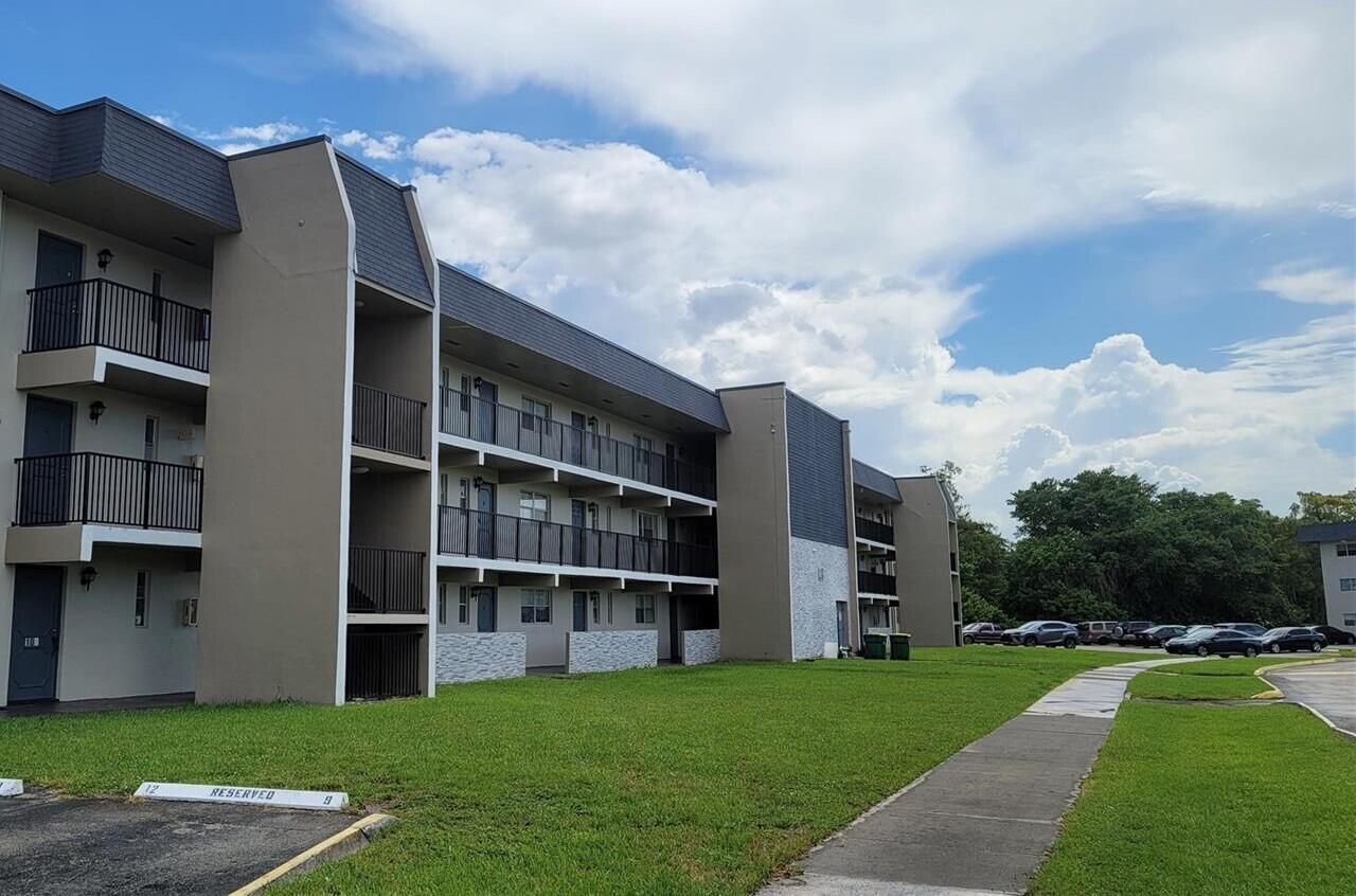 7911 North Colony Circle, Unit 305 Tamarac, FL 33321 - Photo 47 of 49 a view of building with yard