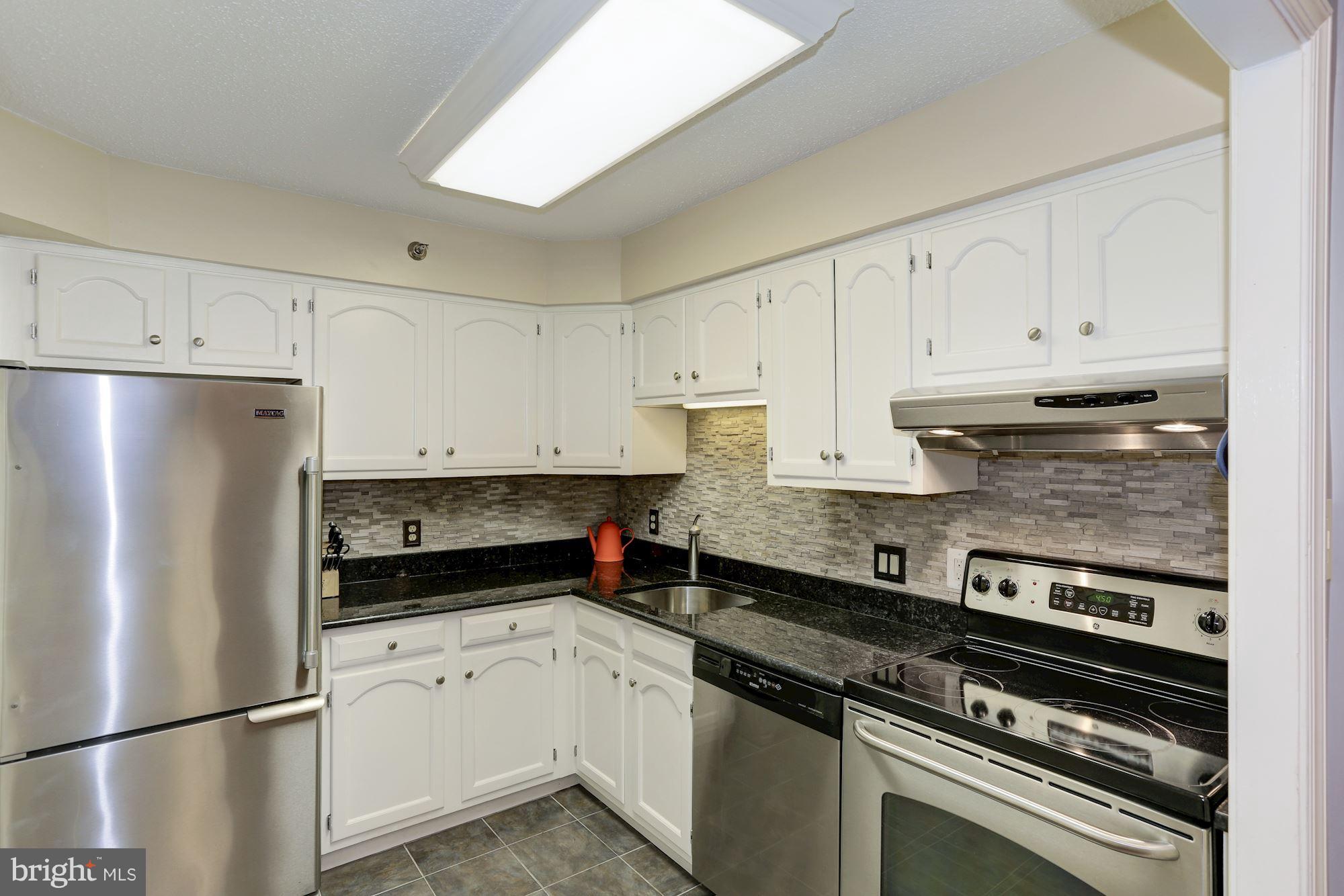 1301 North Courthouse Road, Unit 616 Arlington, VA 22201 - Photo 4 of 30 Updated Kitchen