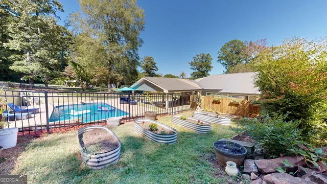 a view of a back yard