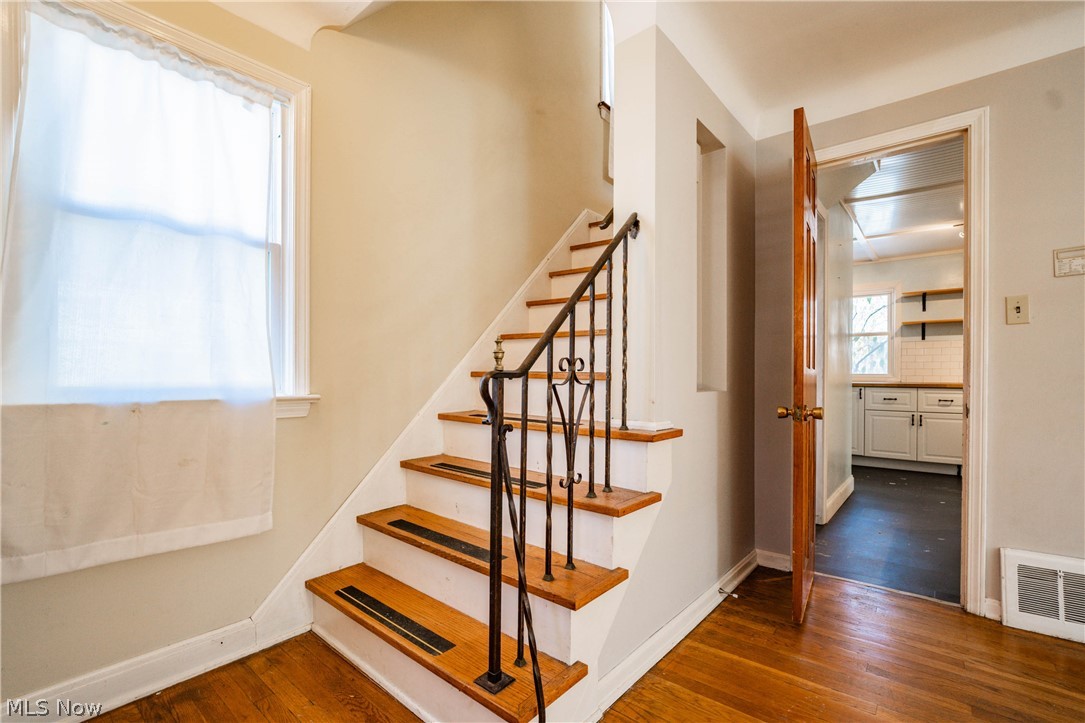 841 Englewood Road Cleveland Heights, OH 44121 - Photo 2 of 34
