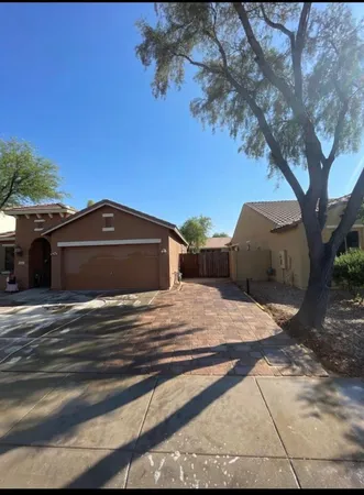 $2,400 | 2331 West Branham Lane, Phoenix, AZ 85041