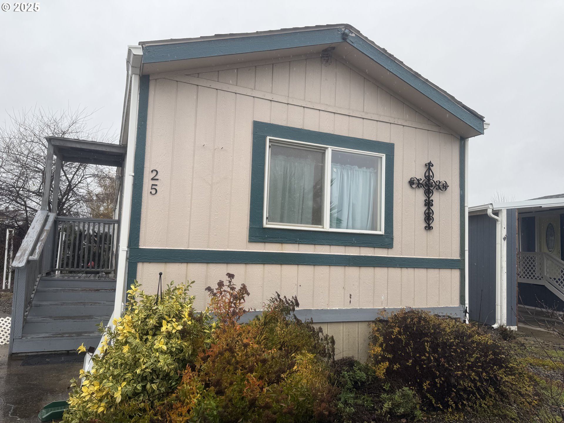 612 North Cascade Drive, Unit 25 Woodburn, OR 97071 - Photo 1 of 17 a front view of a house with garden