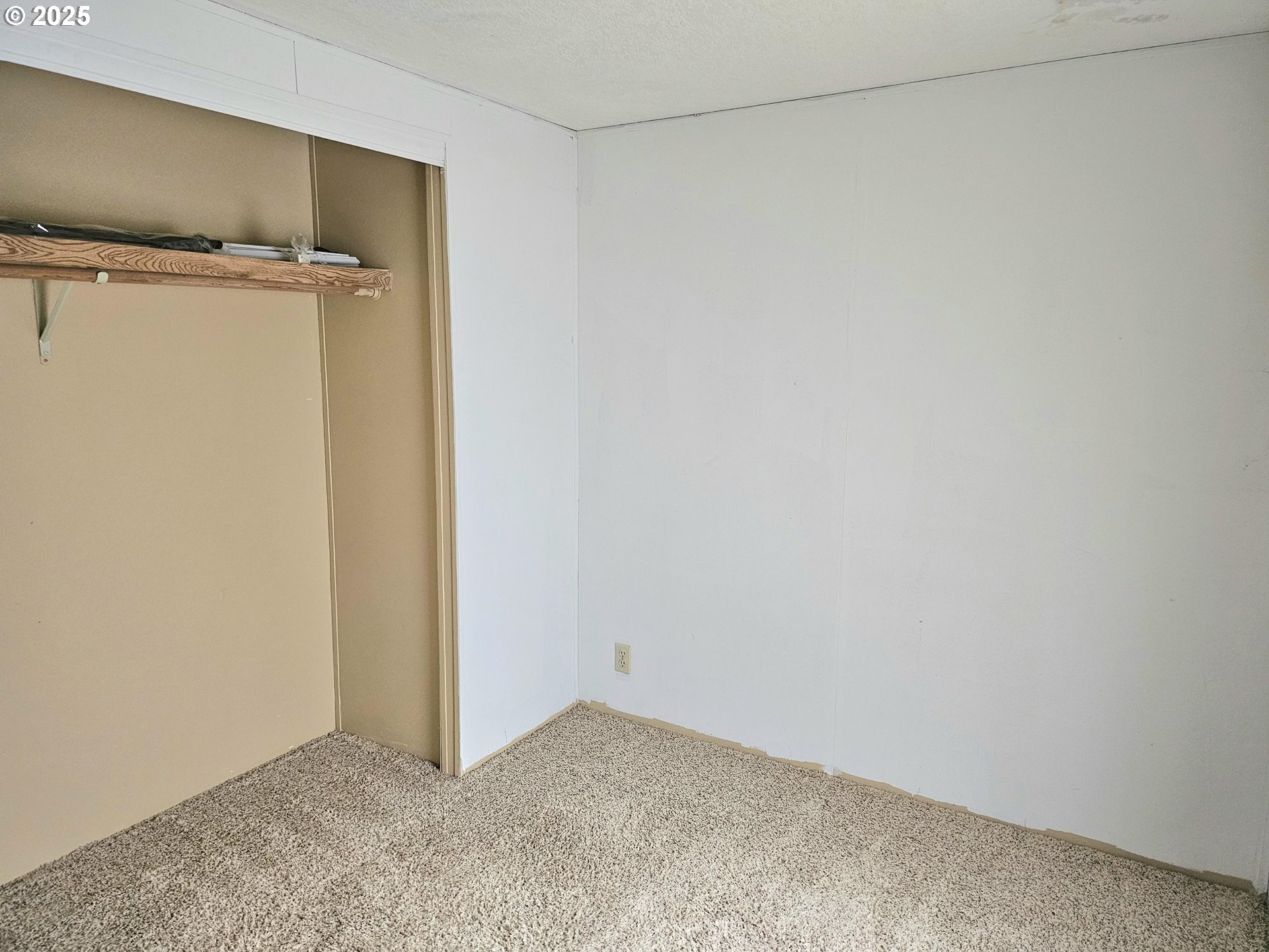 612 North Cascade Drive, Unit 25 Woodburn, OR 97071 - Photo 11 of 17 a view of room