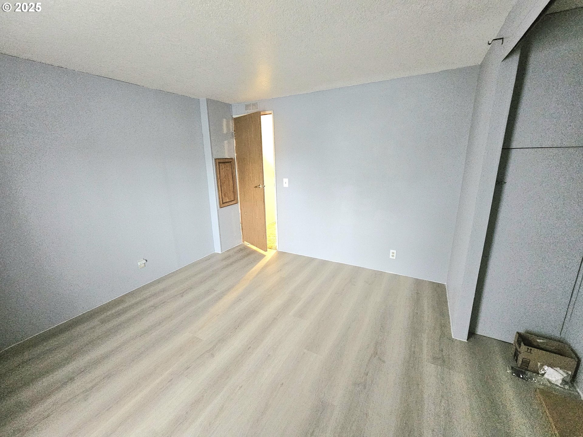 612 North Cascade Drive, Unit 25 Woodburn, OR 97071 - Photo 10 of 17 a view of an empty room and wooden floor