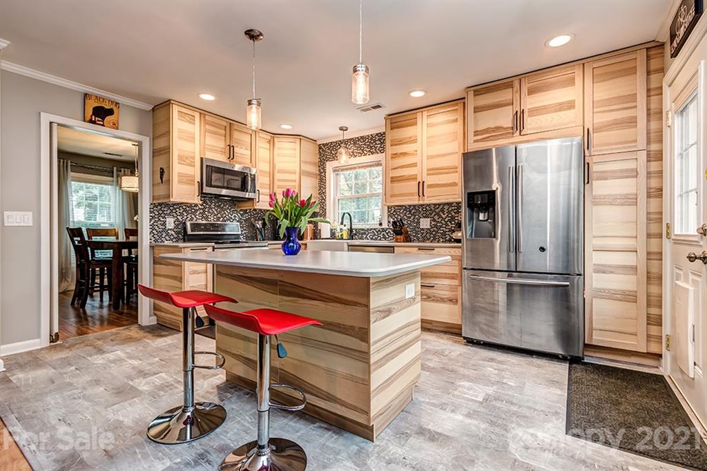 9638 Watergate Road Charlotte, NC 28270 - Photo 9 of 25 a kitchen with stainless steel appliances kitchen island granite countertop a refrigerator oven a sink and dishwasher