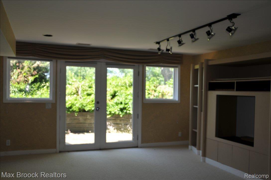 3770 West Maple Road Bloomfield Hills, MI 48301 - Photo 7 of 11 LL Walkout