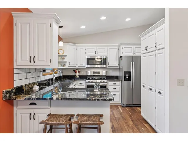 $3,250 | 796 Sunset Drive, Eagan, MN 55123