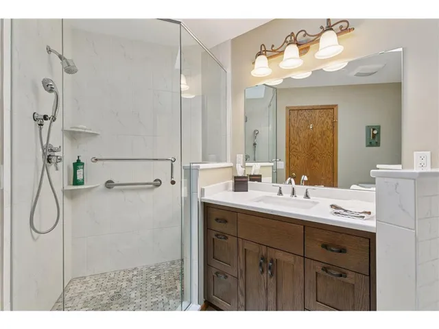 $3,250 | 796 Sunset Drive, Eagan, MN 55123