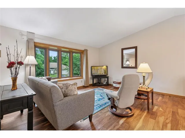 $3,250 | 796 Sunset Drive, Eagan, MN 55123