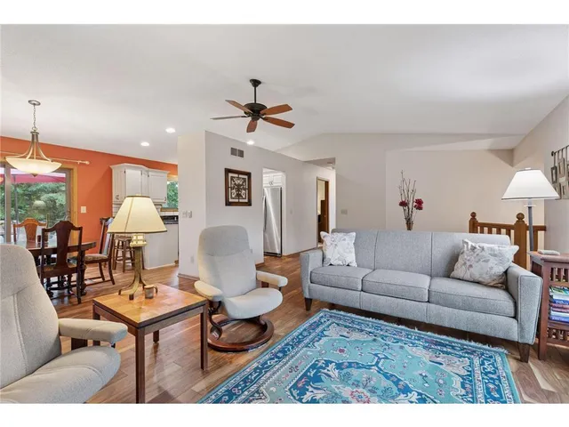 $3,250 | 796 Sunset Drive, Eagan, MN 55123