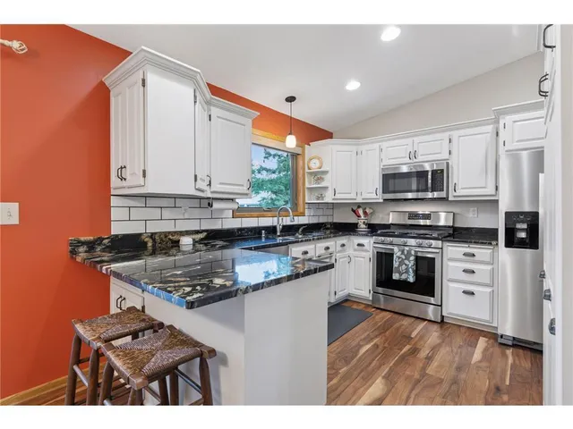 $3,250 | 796 Sunset Drive, Eagan, MN 55123