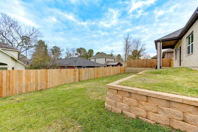 a view of front of a house with a yard