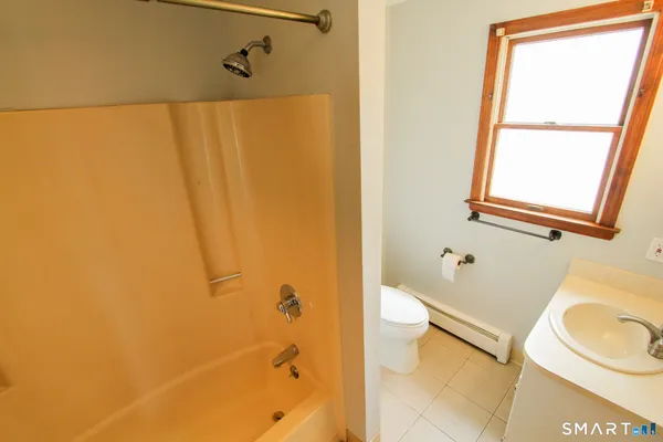 $1,950 | 17 Pinehurst Avenue, New Britain, CT 06053