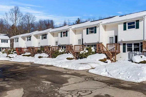 $325,000 | 879 Mammoth Road, Unit 6, Manchester, NH 03104