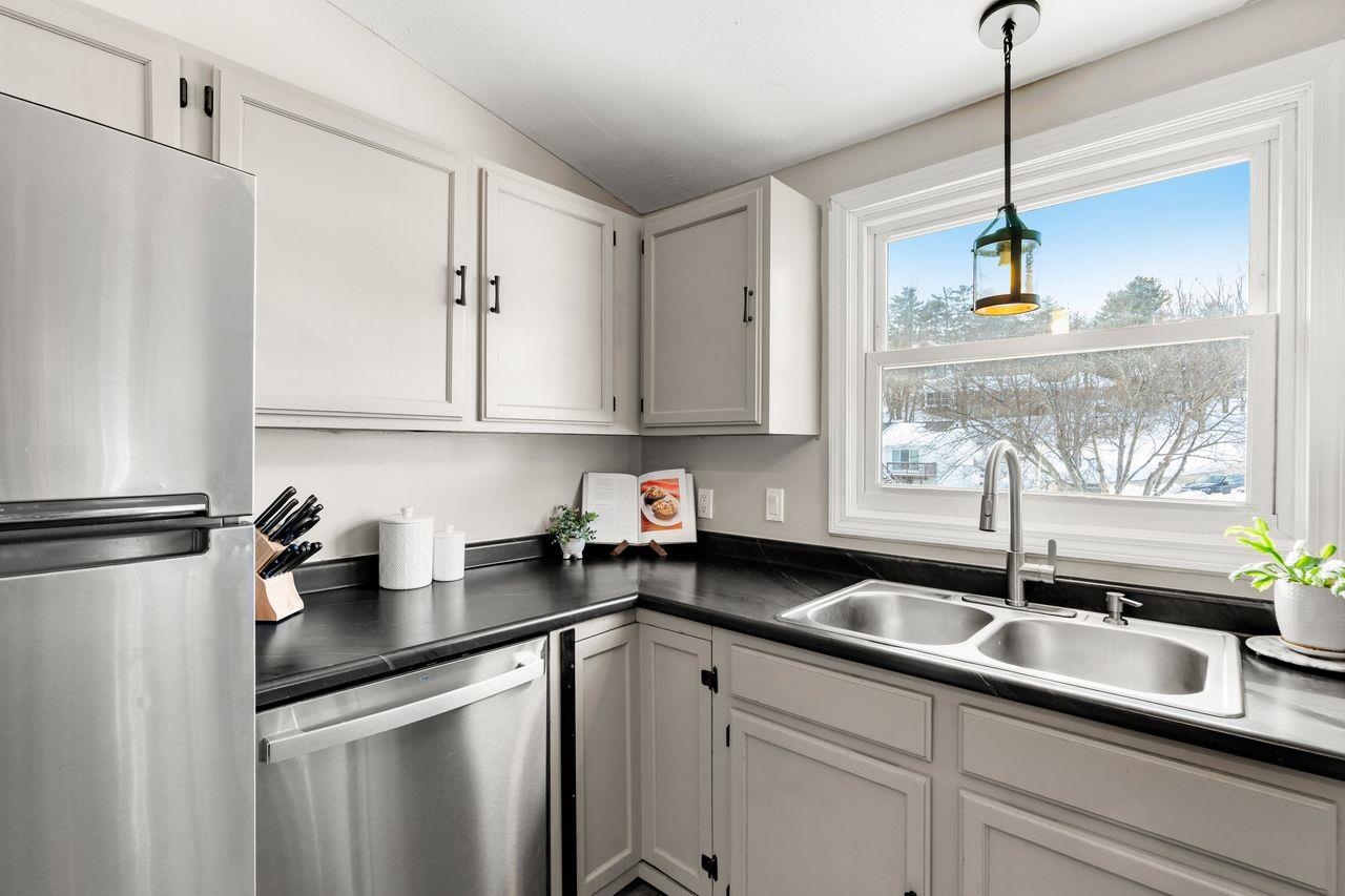 879 Mammoth Road, Unit 6 Manchester, NH 03104 - Photo 13 of 31