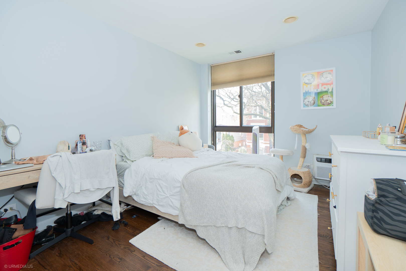 2201 North Cleveland Avenue, Unit 306 Chicago, IL 60614 - Photo 12 of 22 a bedroom with a bed and a window